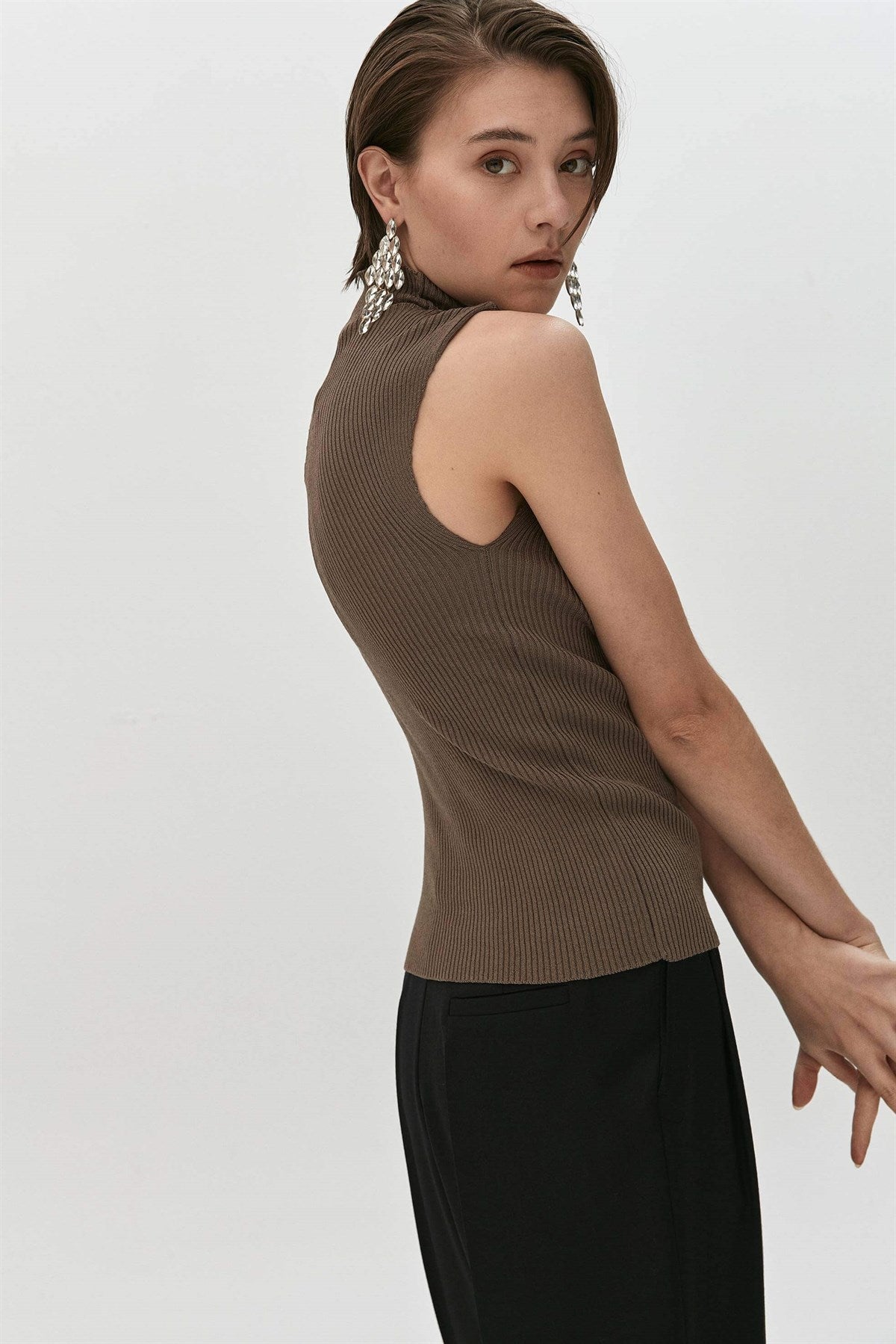 Kahverengi Yarım Balıkçı Kolsuz Triko