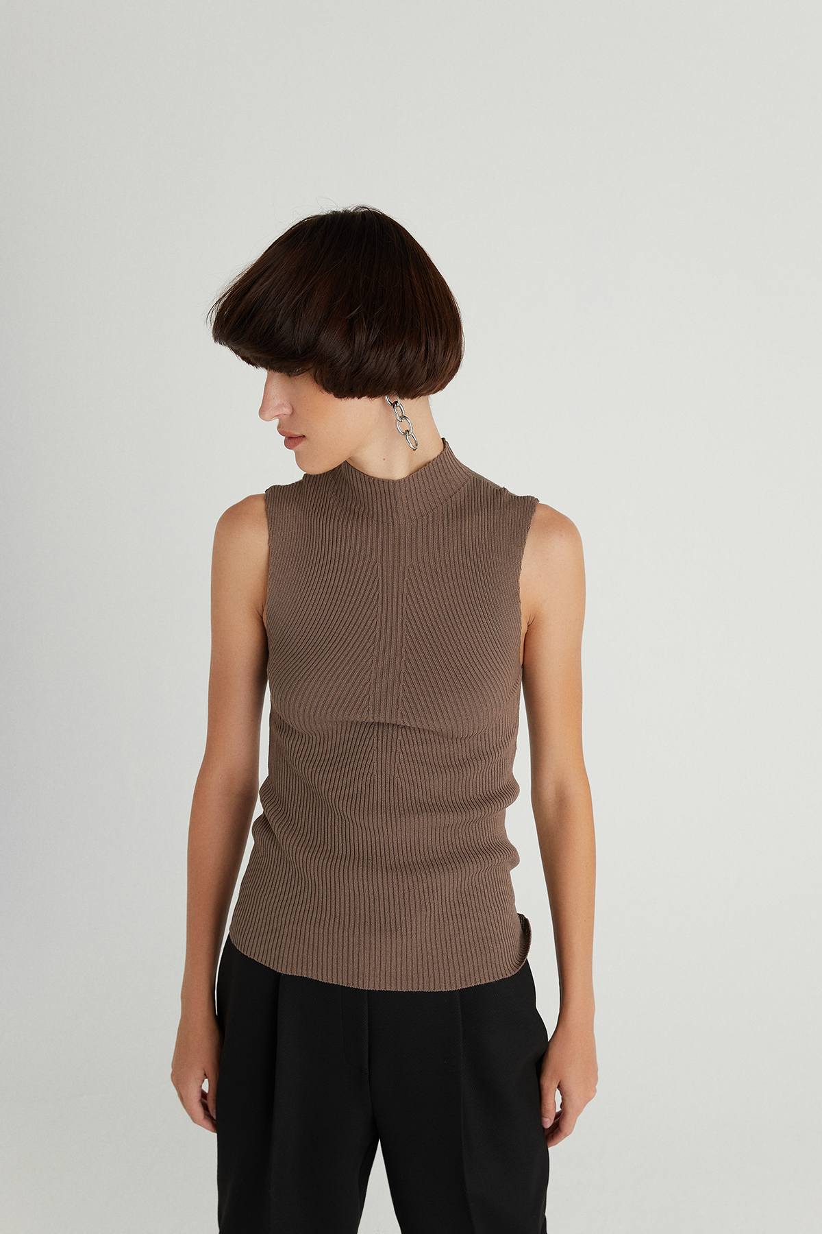 Kahverengi Yarım Balıkçı Kolsuz Triko