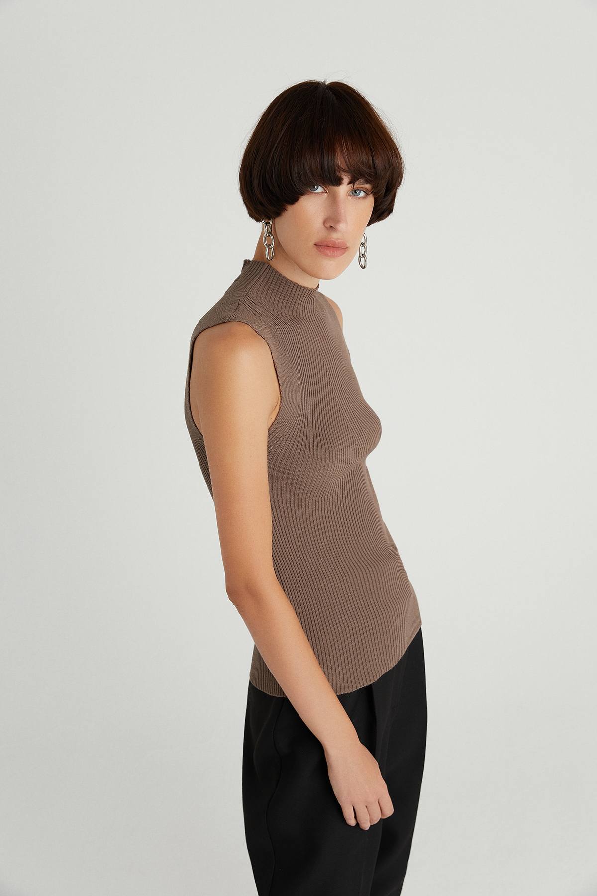 Kahverengi Yarım Balıkçı Kolsuz Triko