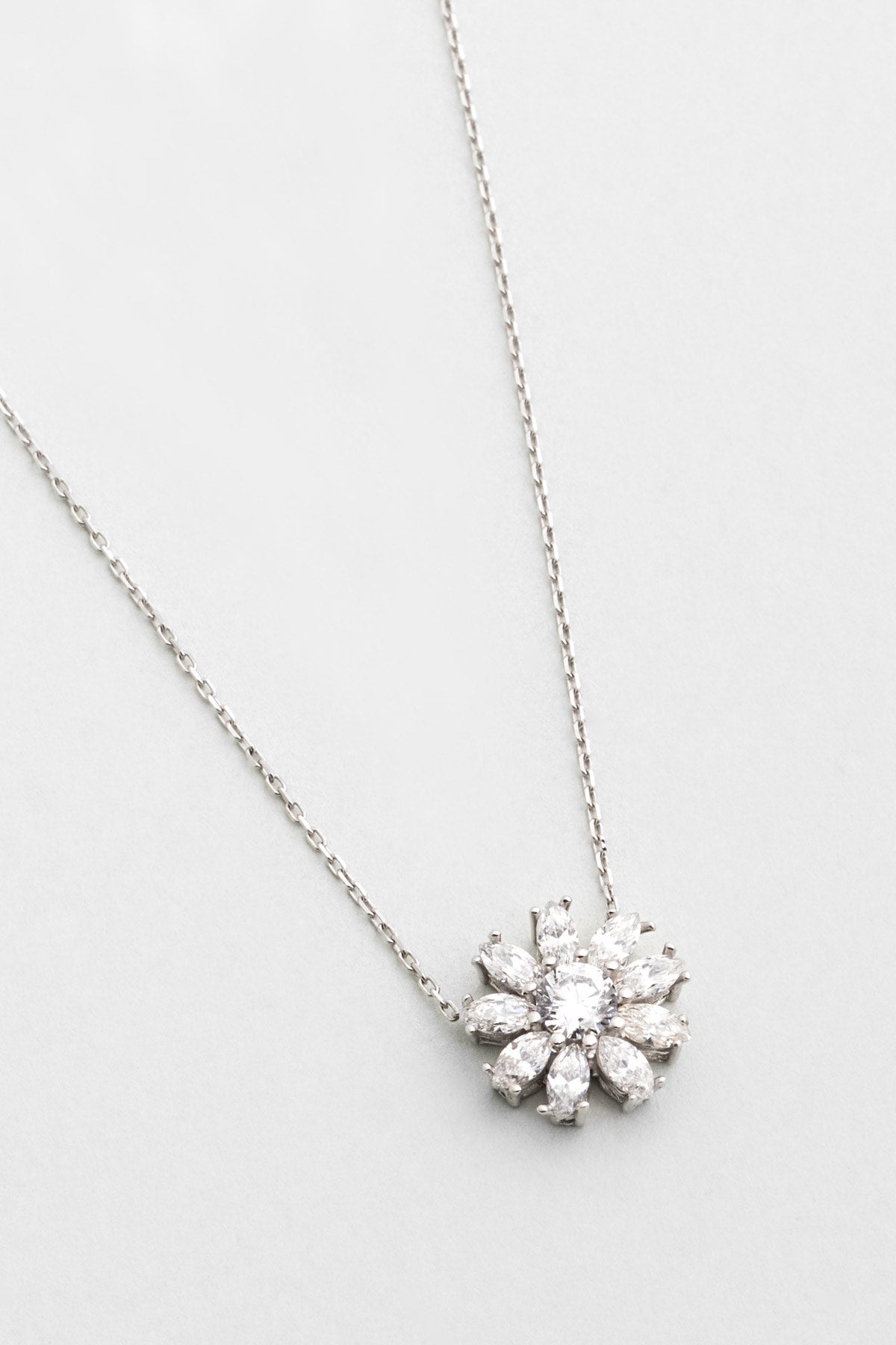 Beyaz Altın Sertifikalı Premium Created Taşlı 42 Cm Çiçek Kolye Ww06580200199