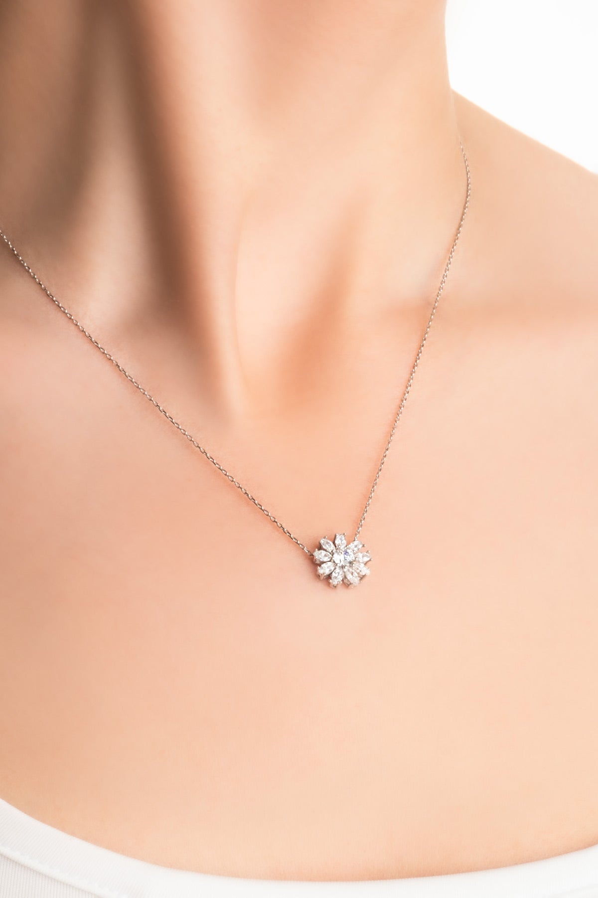 Beyaz Altın Sertifikalı Premium Created Taşlı 42 Cm Çiçek Kolye Ww06580200199