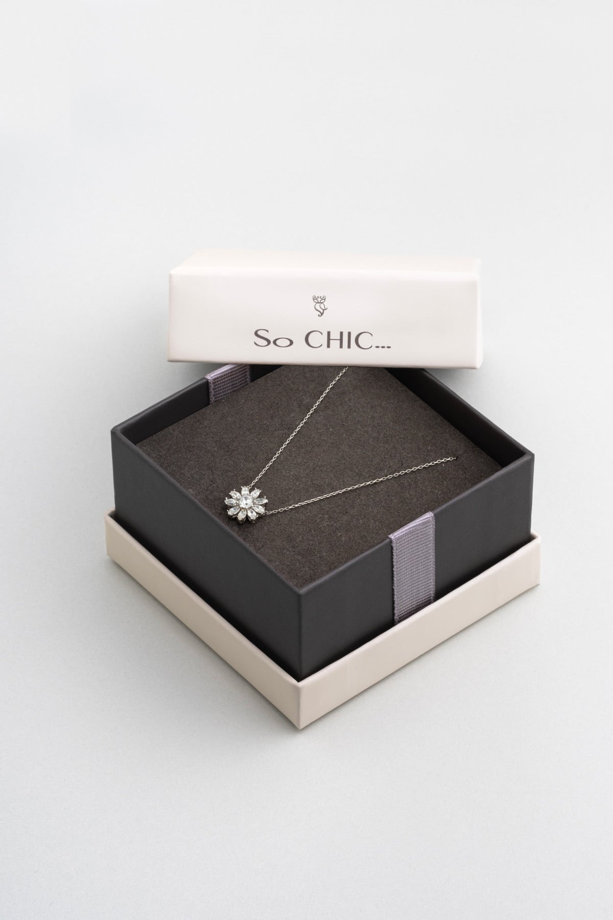 Beyaz Altın Sertifikalı Premium Created Taşlı 42 Cm Çiçek Kolye Ww06580200199