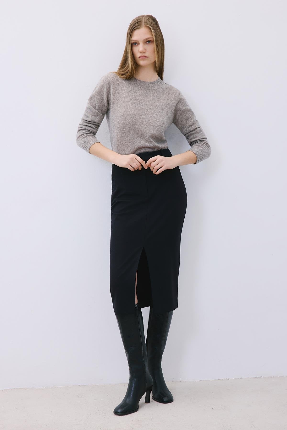 Yırtmaç Detaylı Yün Dokulu Siyah Midi Etek