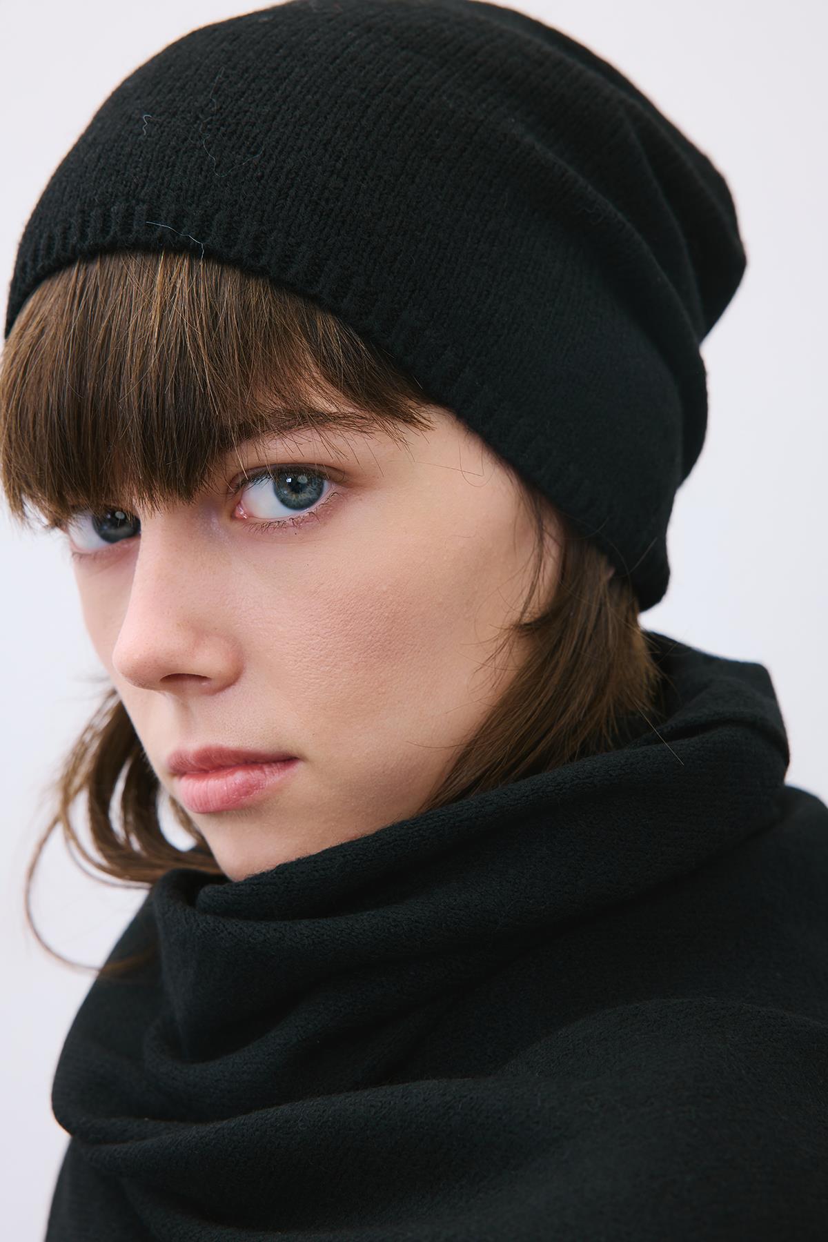 Yumuşak Siyah Atkı Bere Takımı